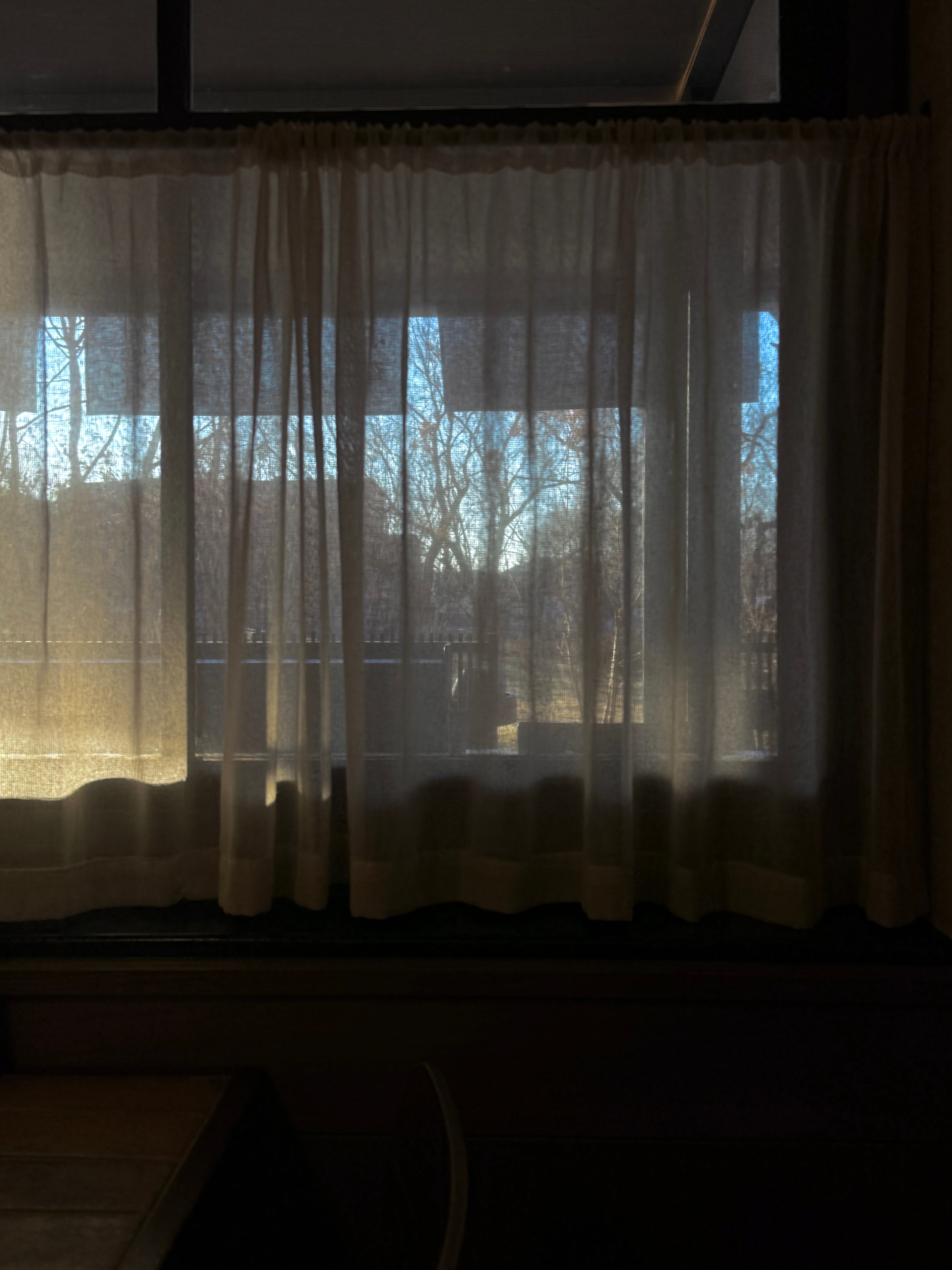 雪在山与室之间停了一会儿 