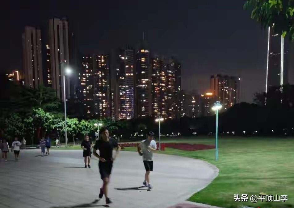 今晚跑步三公里，夜晚的微风…

傍晚换上跑鞋出门时，天边还残留着一抹橘色。三公里