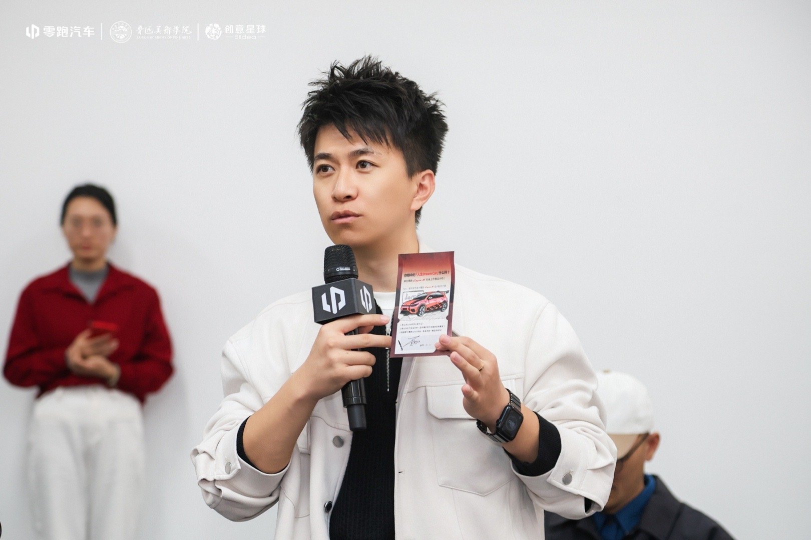 感谢零跑小伙伴给我拍的工作照图二表情很丰富[doge]因为我说：到了现场，发现你