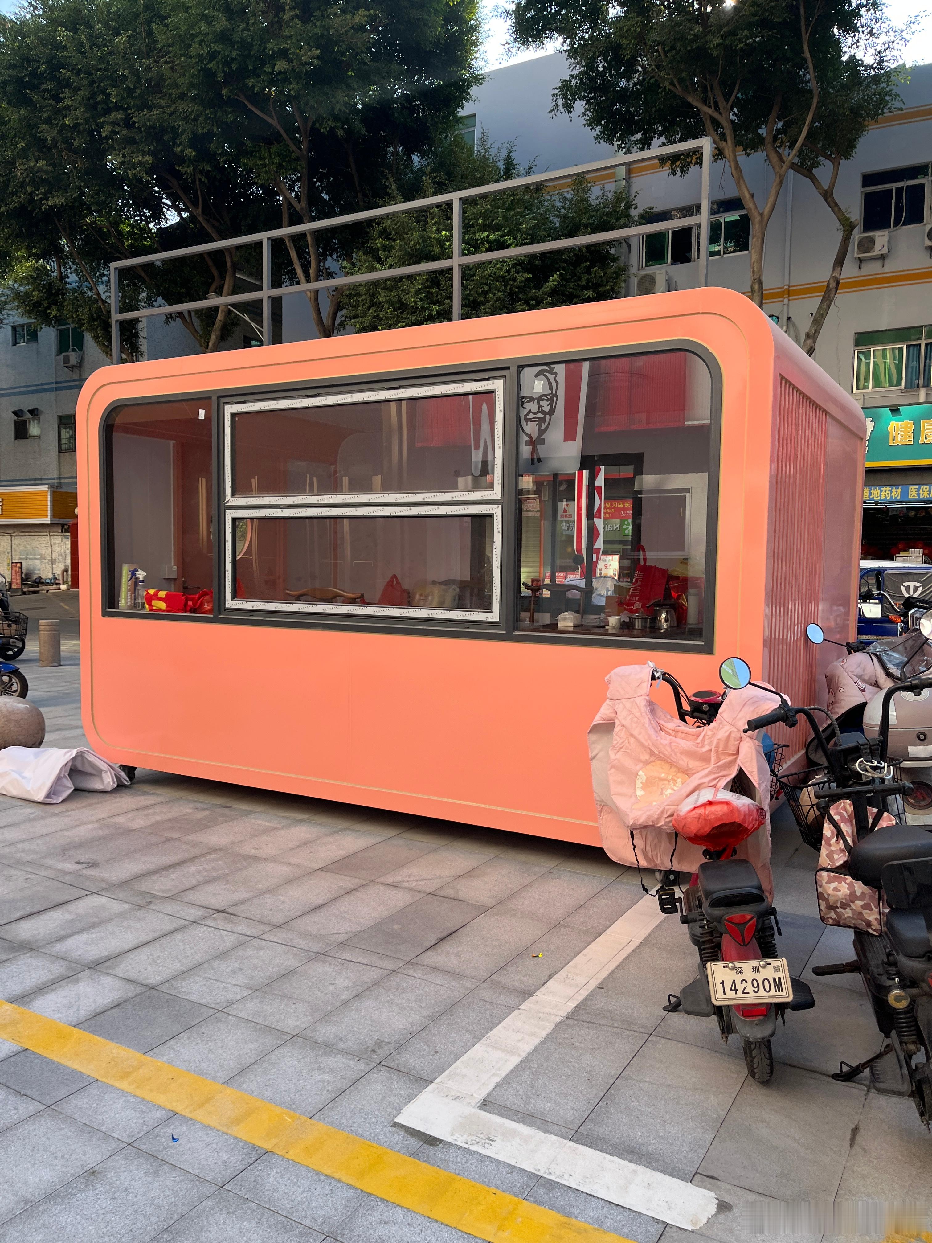 还是收租香和这个姐聊天，又聊到对面的商场，我说过几天就开业，赶在元旦前。她说今天