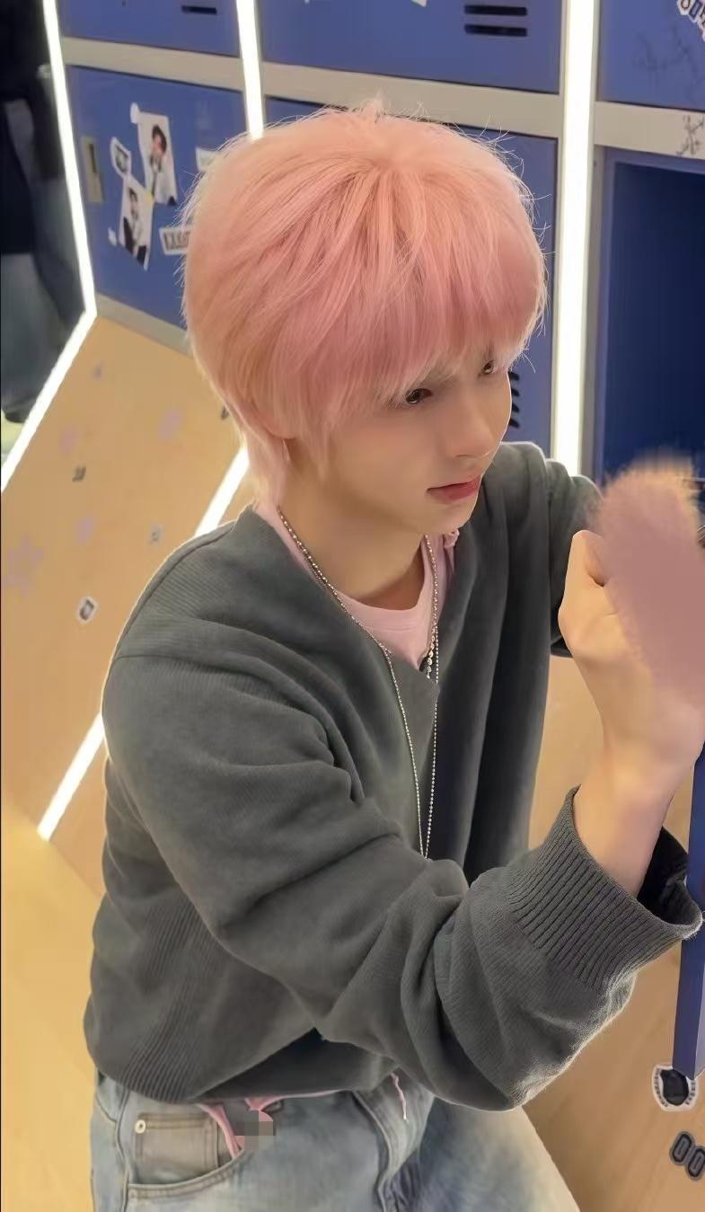 吴弦俊吃了很多打击吧，还经常一次性交很多朋友