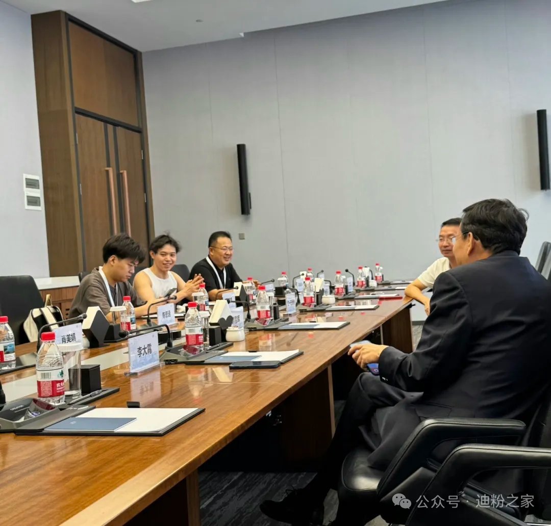 近日，经济学家李大霄，以及各财经V到达比亚迪，开启了座谈会，具体讨论了：智驾驱动