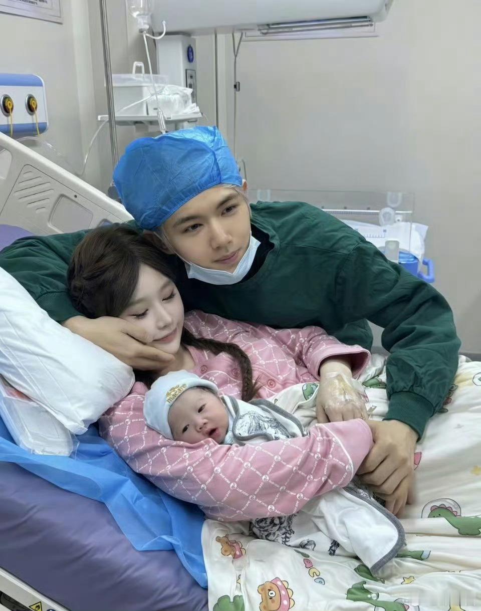 鹿哈官宣得女女儿像爸哈 看出来了 是个白净的姑娘 