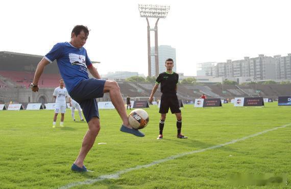 #范志毅没接住传球#笑不活了，范大将军的“狼狈”时刻。荣耀一生，却在综艺节目上“