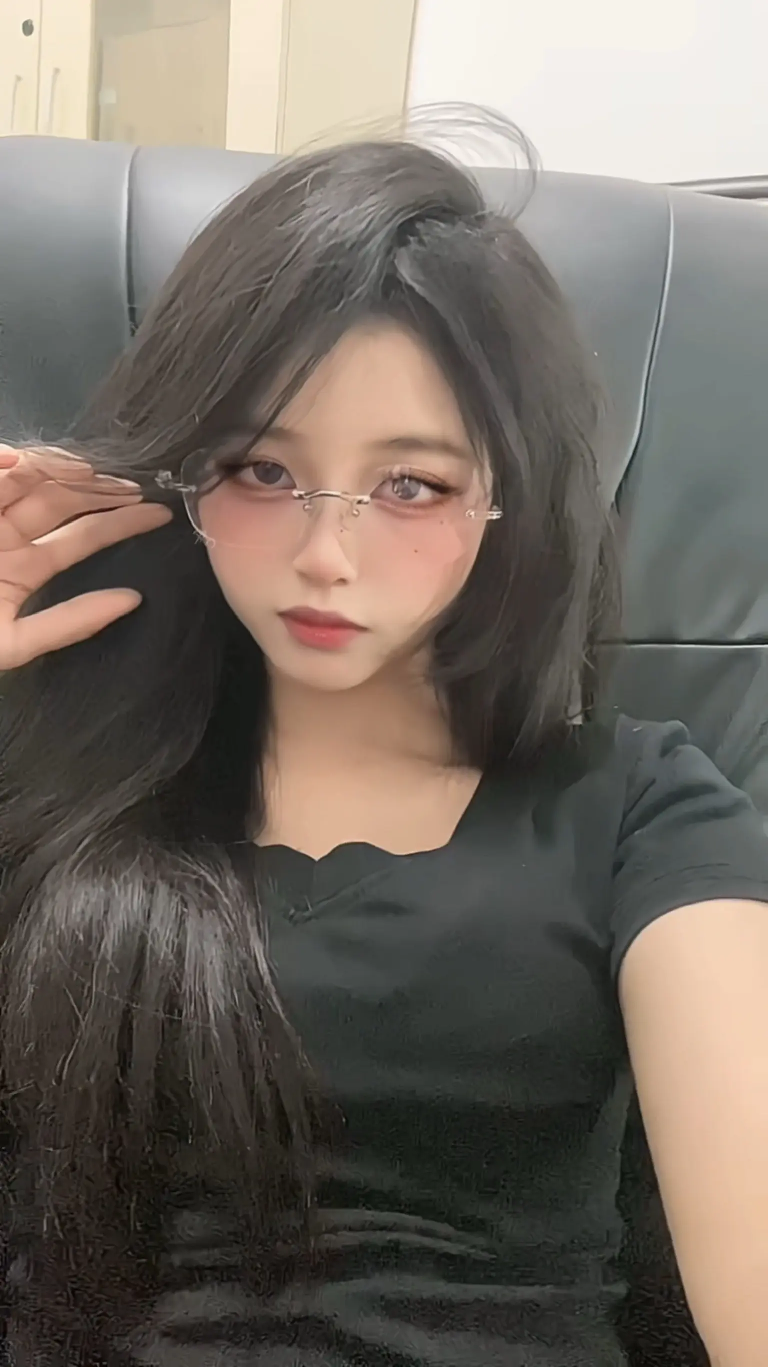 抬头仰视我 小狗