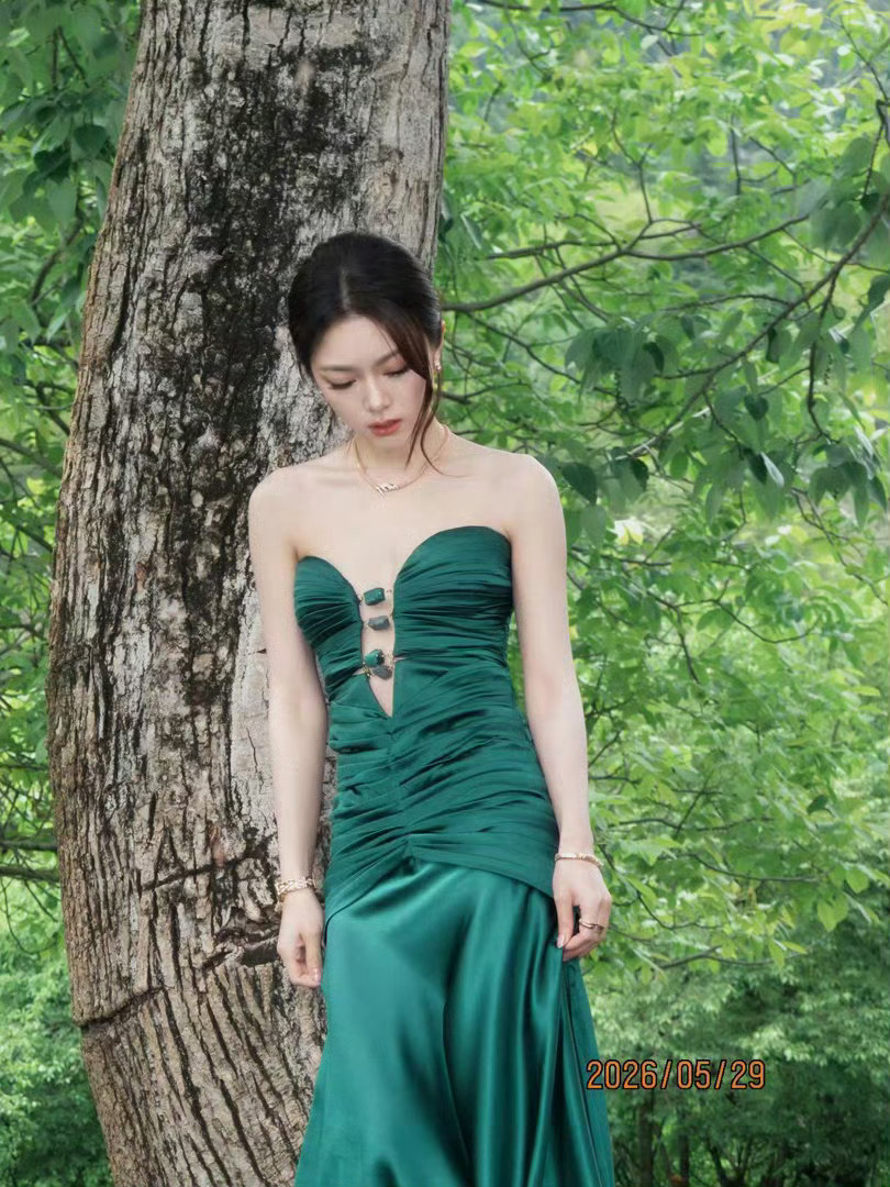 等幂幂的时间先来看一手麦麦的深v 