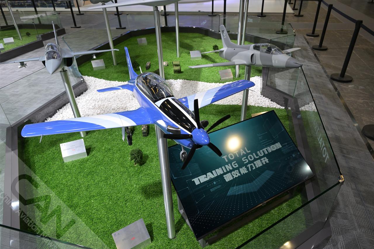 来新加坡航展中国航空工业集团展台内，看训效能力提升体系展出了哪些教练机。（摄影：
