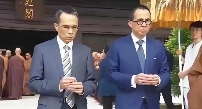 李嘉诚缺席慈山寺，俩儿子一起上香，真正信号不在寺庙里！
10月15日，一张伪造的