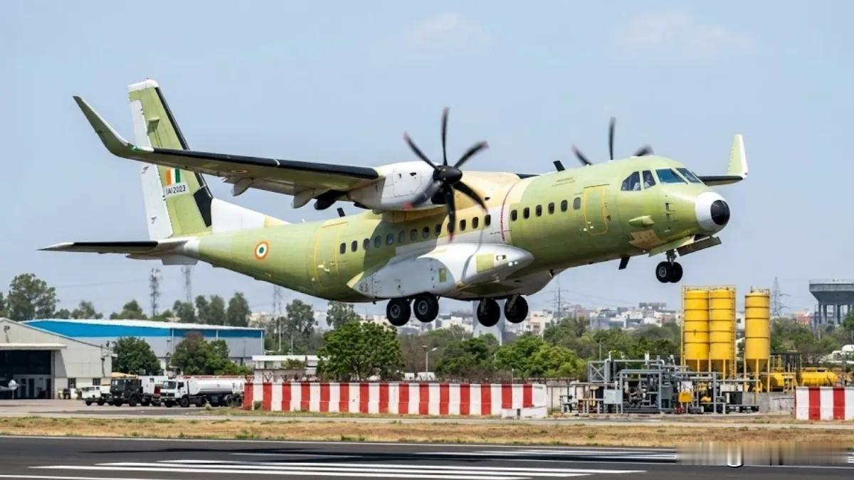 2026年6月11日，一架灰色C-295军用运输机在印度古吉拉特邦瓦多达拉的试飞