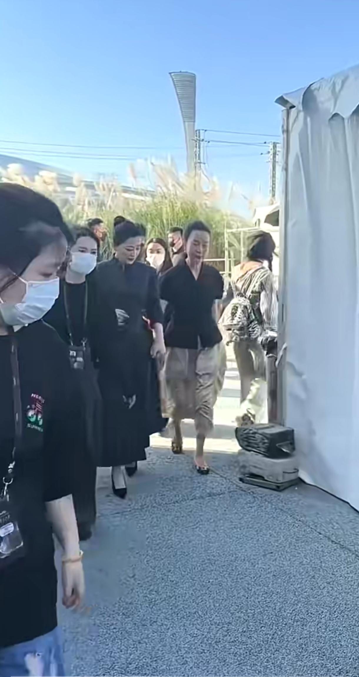 奚美娟、梅婷，老戏骨和中生代，认认真真演戏，踏踏实实做人，干好在职工作是最重要的