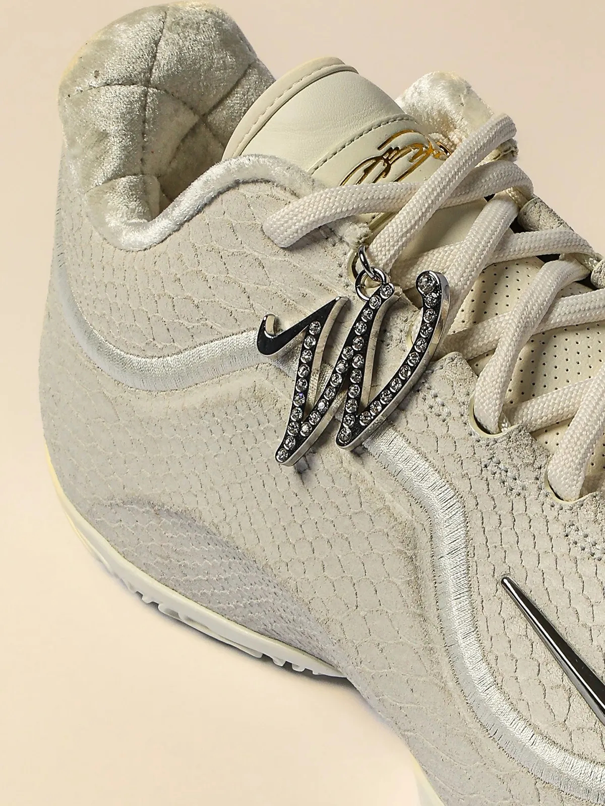 Nike LeBron 23 “White Label” 特别版也曝光了，也是为