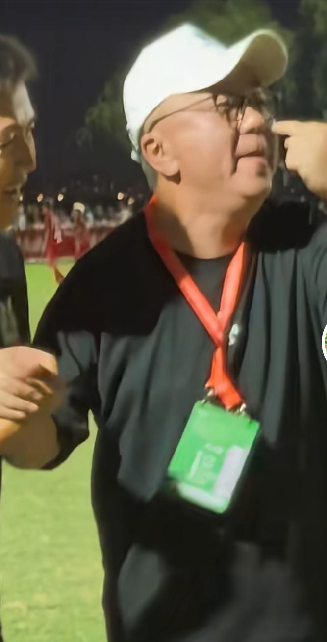 董路带领足球小将赢球后情不自禁，狂喊：还有谁！！！！
指着自己的额头，脖颈青筋暴