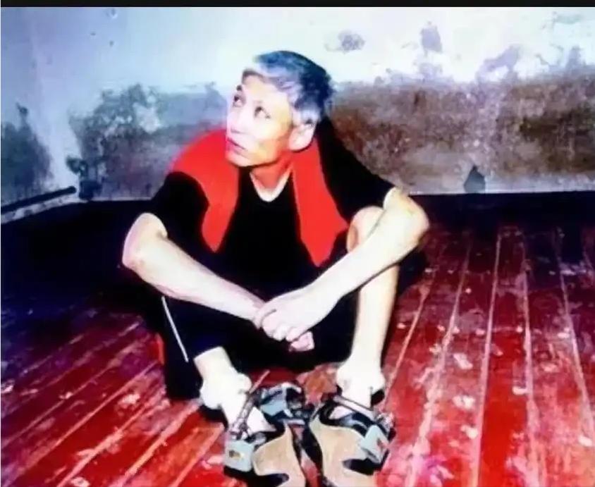 2003年，刘涌被执行死刑前十分镇定，苦笑看妻子、拒绝更换新衣服，押到殡仪馆抬进