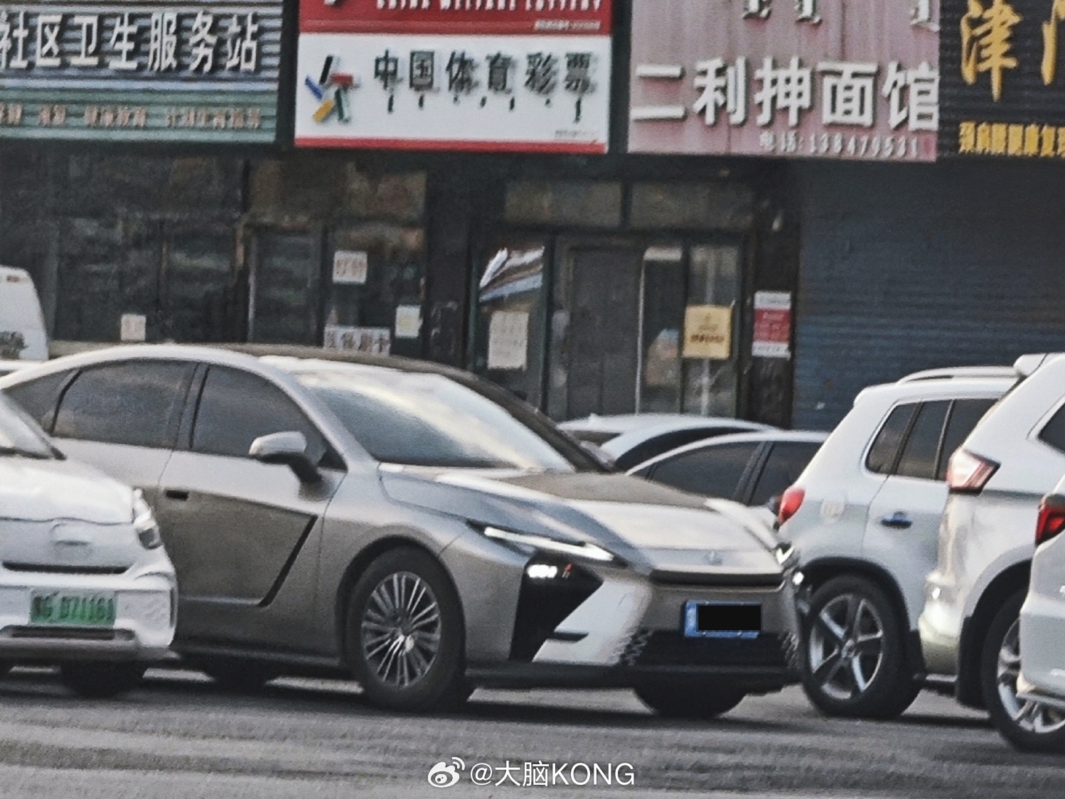 路遇新凌志ES (XZ20)，虽然雷克萨斯销量下滑，但ES目前依旧排位进口车销量