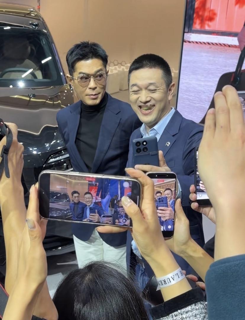 李斌是不是做号上瘾了，到哪都拿着手机拍，哪怕前面已经有很多举着的镜头，还得自己给