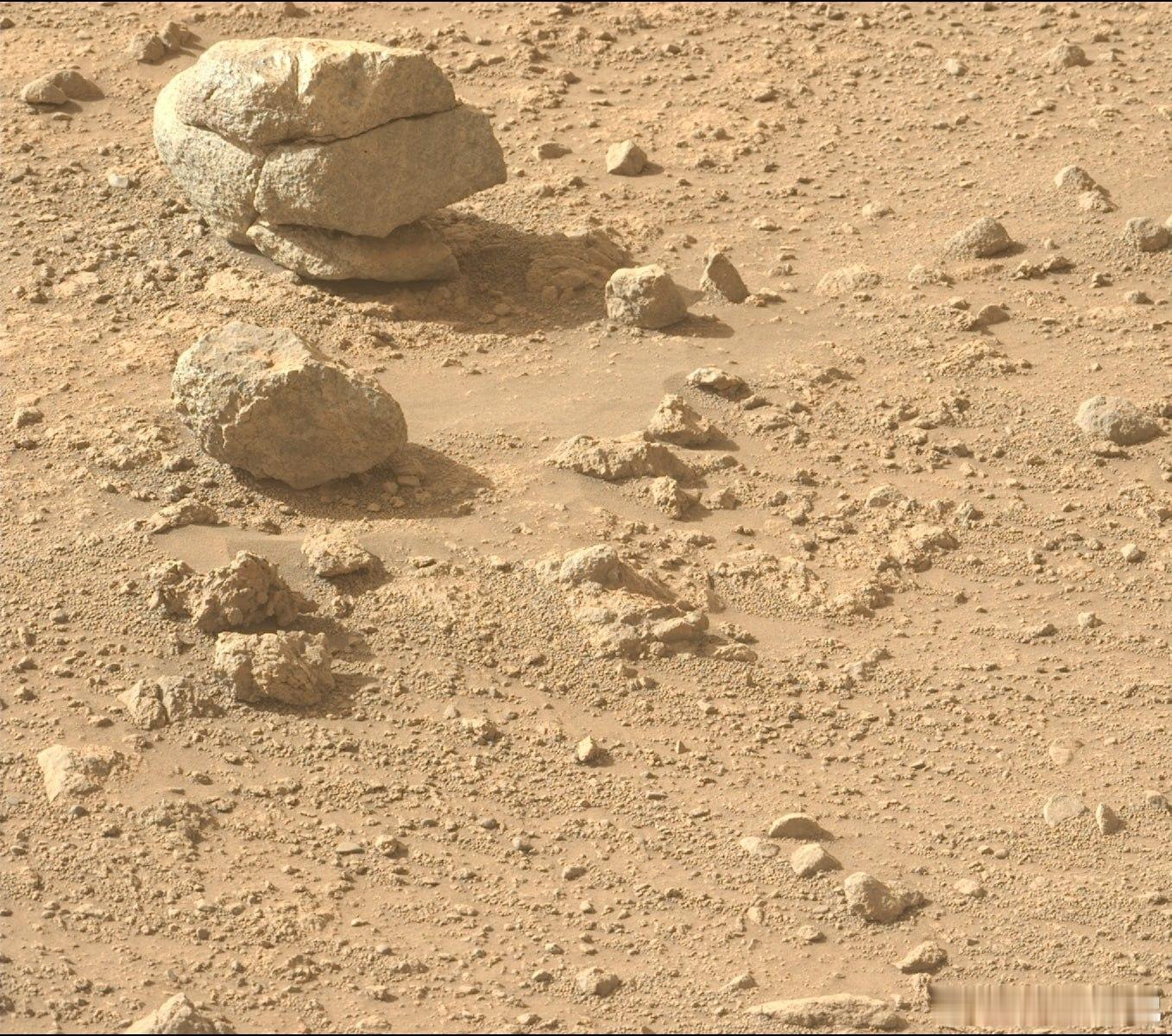 谁把这些岩石堆叠在火星上？毅力号漫游车拍摄到了火星表面这些不寻常的岩石图像。左上
