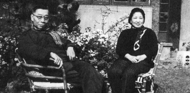 1966年，朱梅馥为傅雷准备好温水，等他服下剧毒药物后，她又帮傅雷摆正仪容，然后