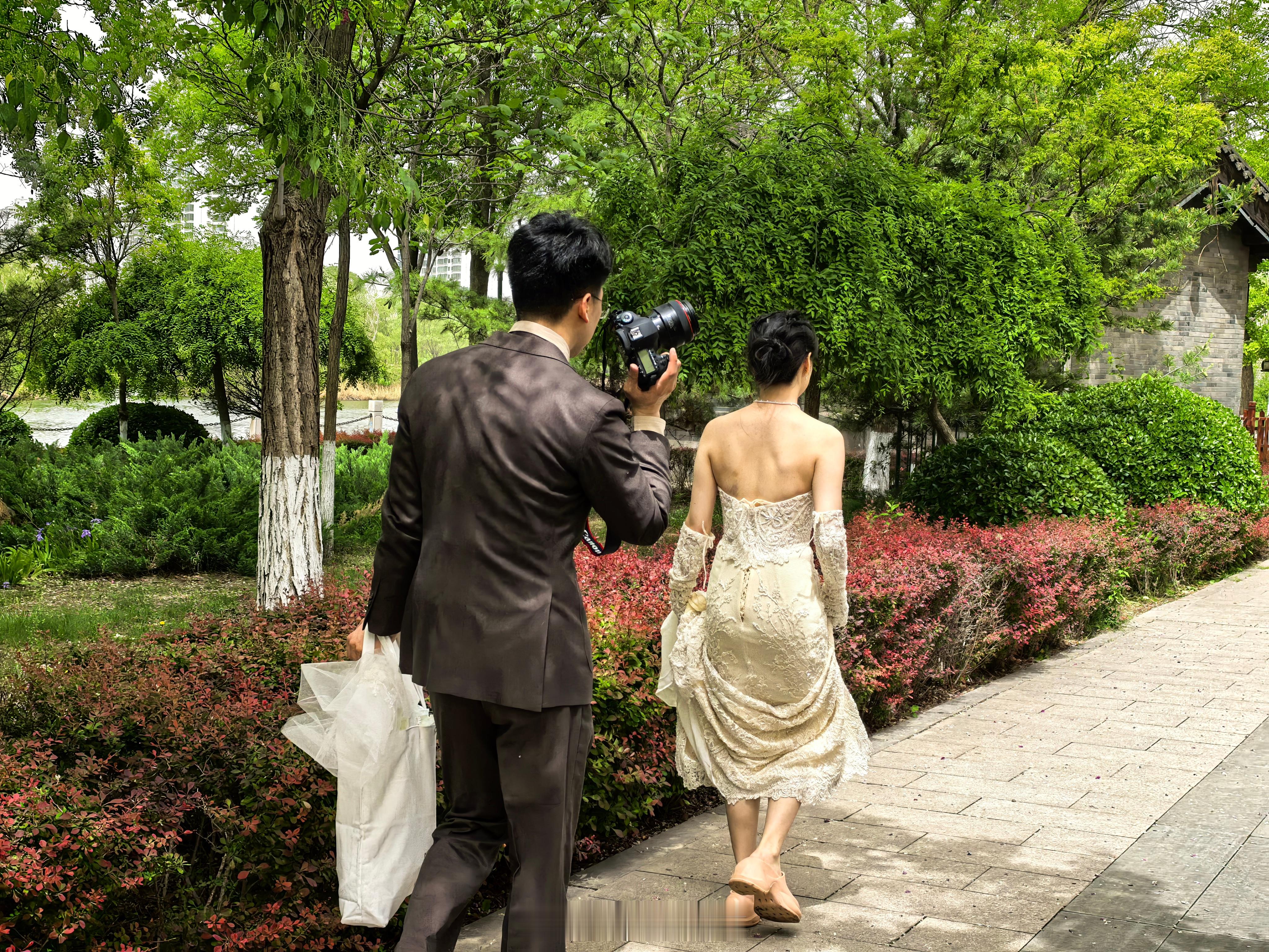 这哥们儿6啊，婚纱照还能自拍呢？ ​​​