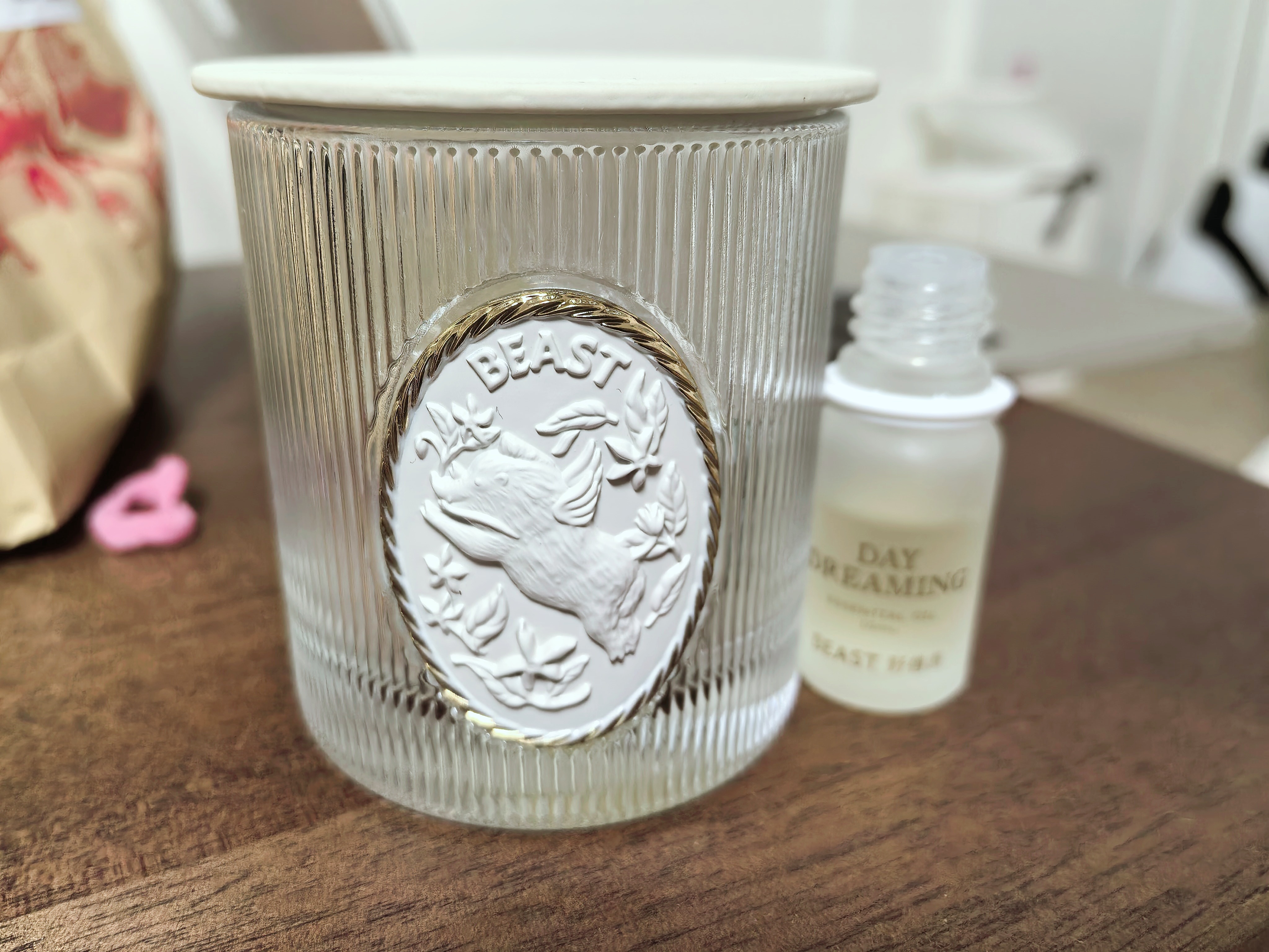 晶石闻香杯（也叫晶石香薰杯、扩香石杯），核心是天然晶石 + 容器杯的香氛扩香工具