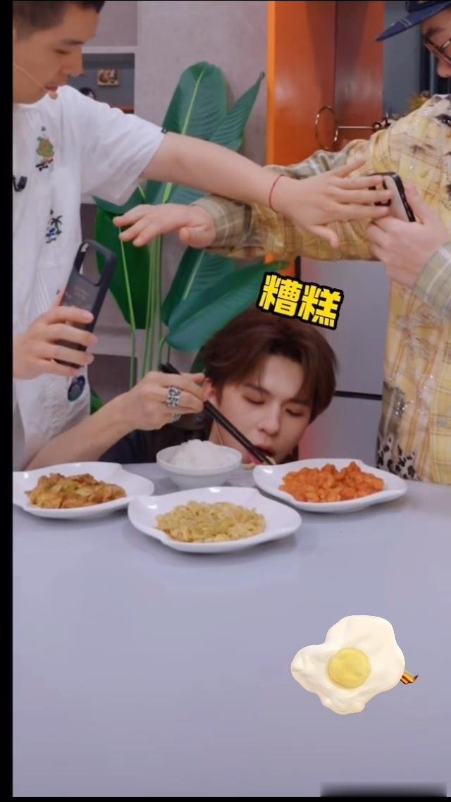 马頔吕严拿空手机壳抢付款世界纷纷扰扰何浩楠只想吃饱 马頔吕严抢着买单那段太有喜感