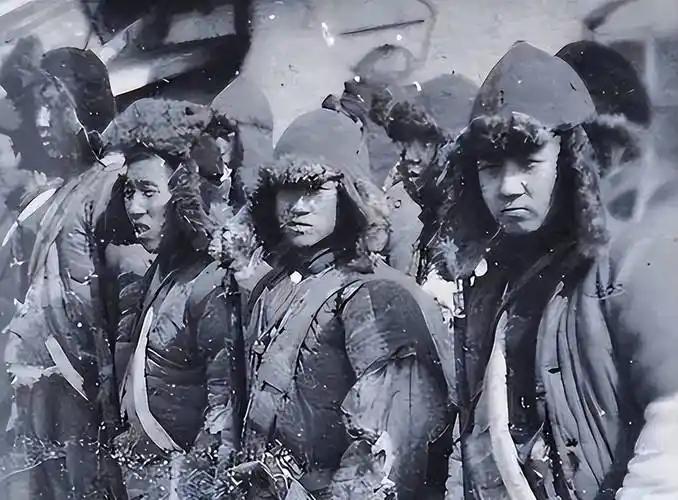 1960年，吉林敦化县民政科的工作人员翻着抗联史料档案，走进了黄泥河镇前河村一个