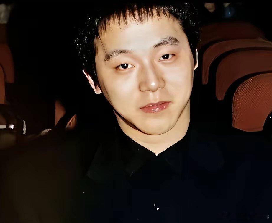你们发现没有，王菲的这位男闺蜜瑞恩的长相，和窦唯年轻的时候很像，这位男闺蜜也是厉