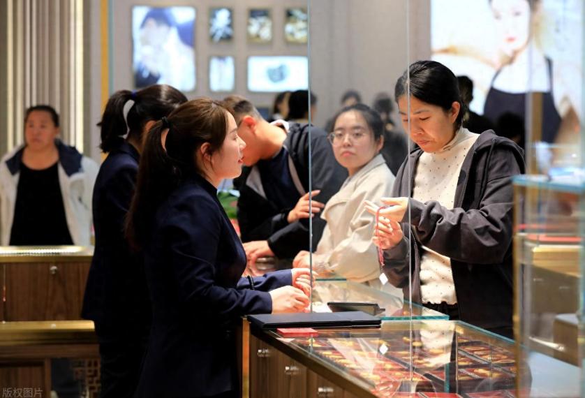 3 至 4 月，金价从 1 月历史高位 5598 美元 / 盎司剧烈回落，一度跌