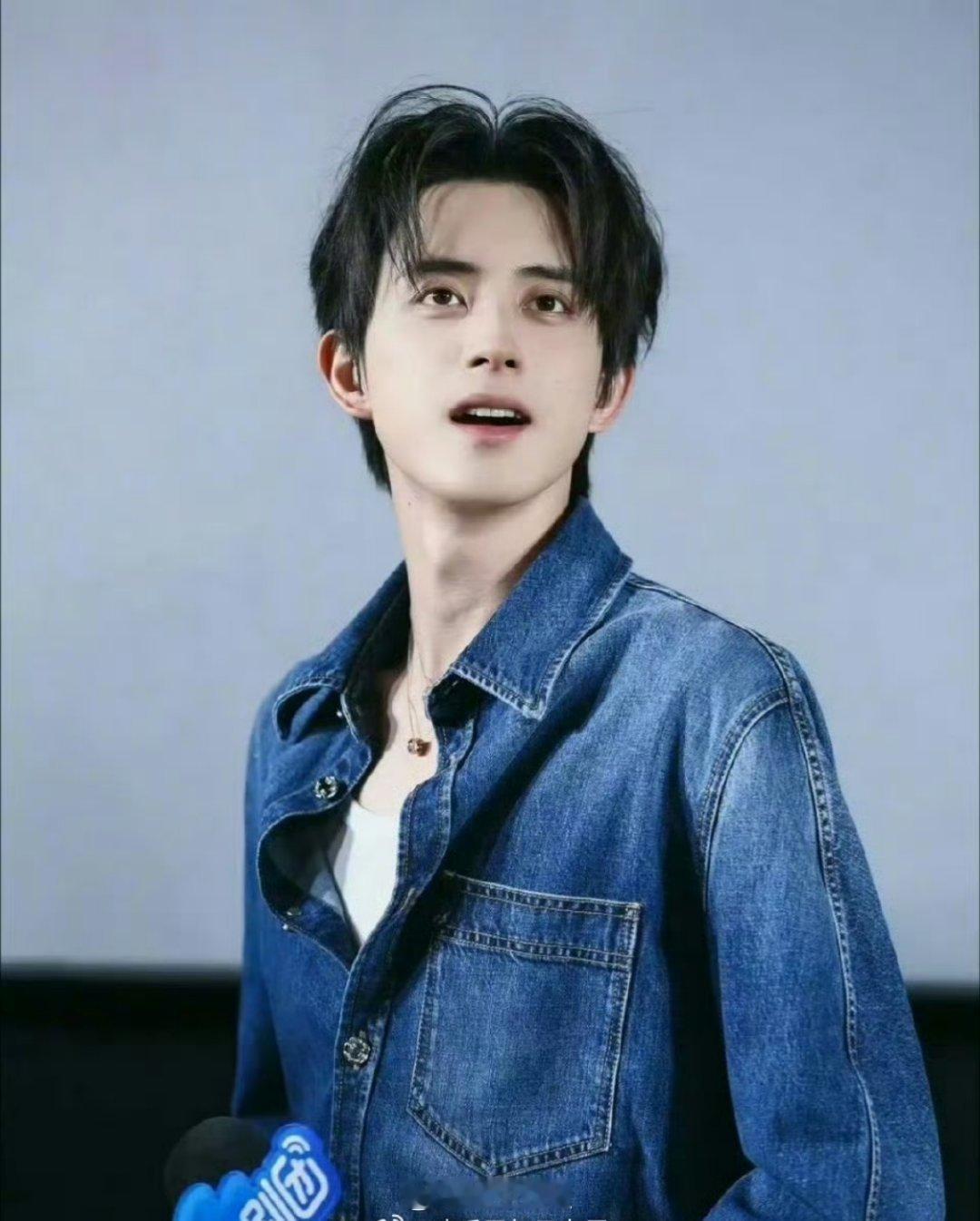 李昀锐、敖瑞鹏剧宣都穿了牛仔衣服 