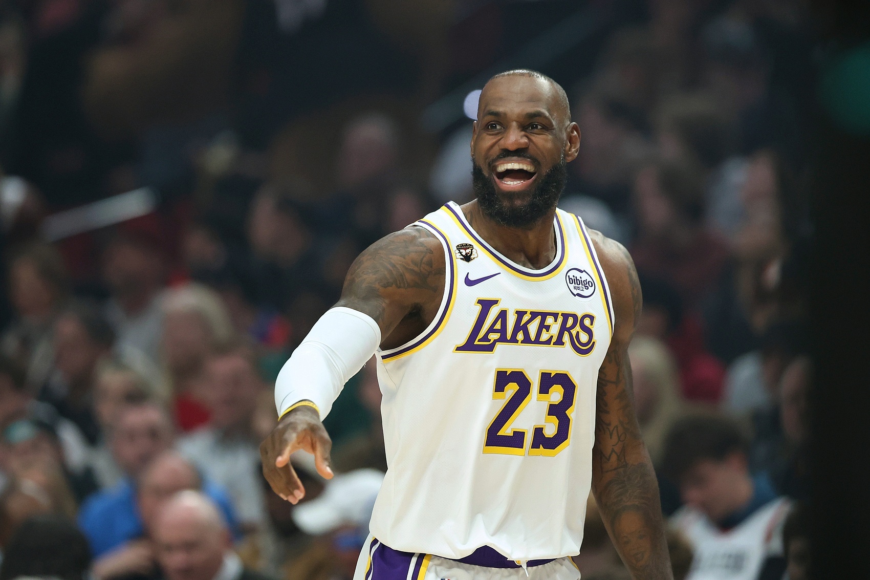 记者：这是否是你想要待的地方、你是否希望在湖人打完这个赛季？詹姆斯：我很好，我很