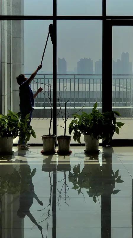 清洁工一点都不丢人！保洁工作是社会运转不可或缺的一环，他们打扫卫生、清理垃圾，让