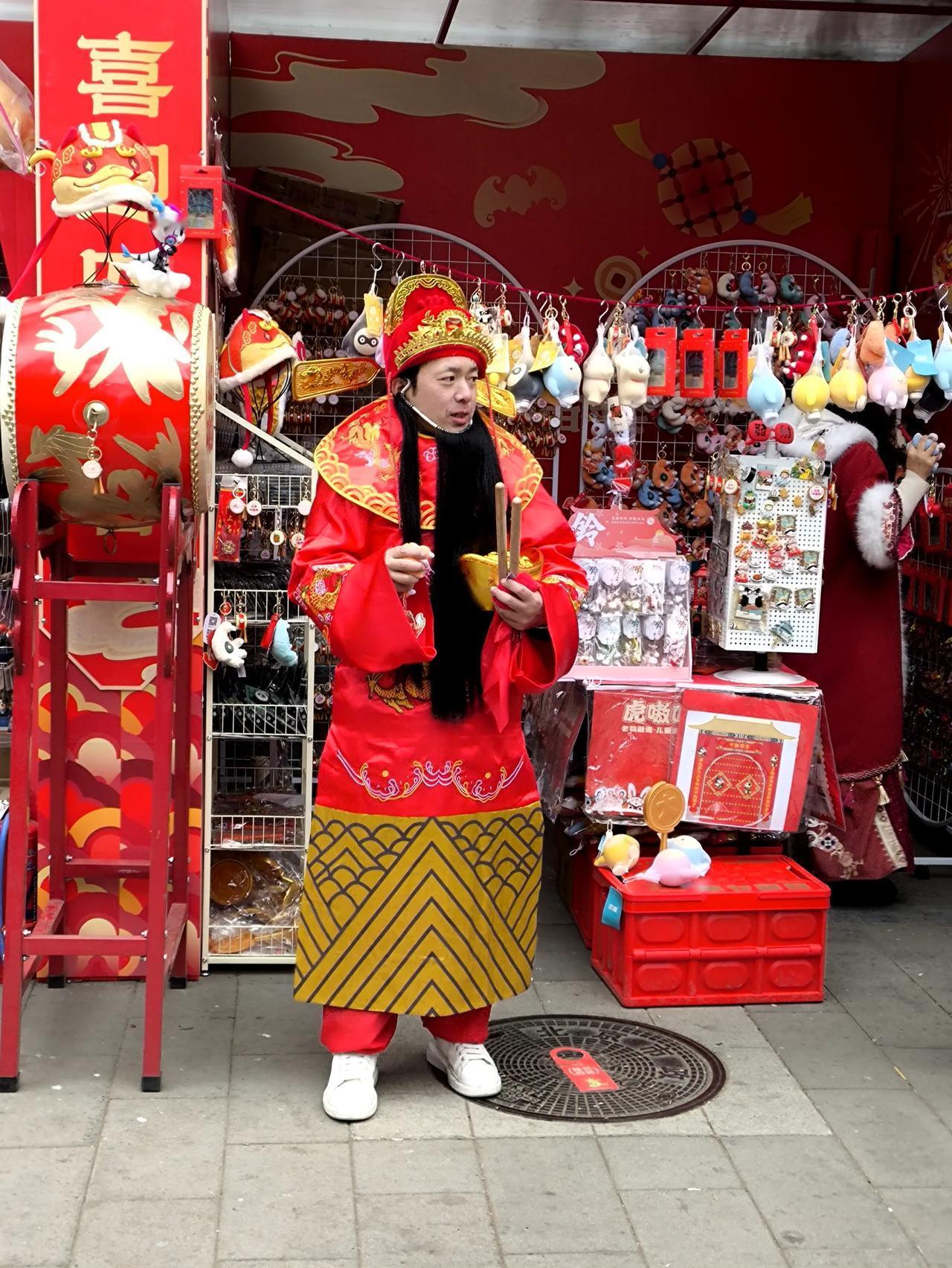 庙会上形形色色的“摊贩”推销人
今年地坛的庙会上，有些经营食品和老北京工艺品出摊