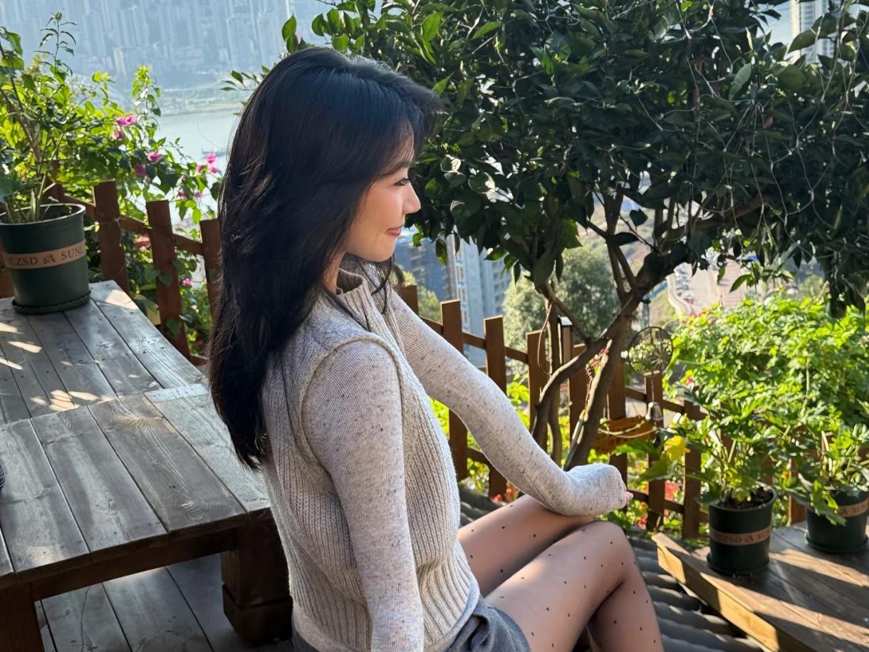 露台暖阳里的休闲系穿搭，慵懒又显格调
 
在山城的露台木阶上，她的穿搭把秋日的松