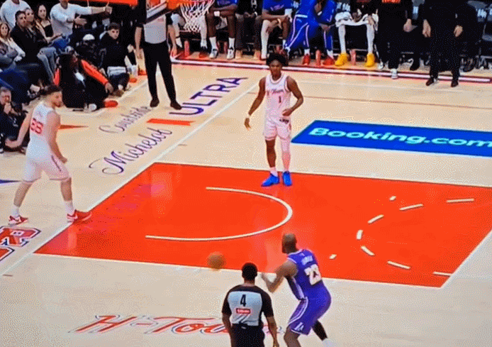 下面是詹姆斯今天唯一丢的球，面对火箭三人，老詹失衡倒地，球没进。说实话，这球真的