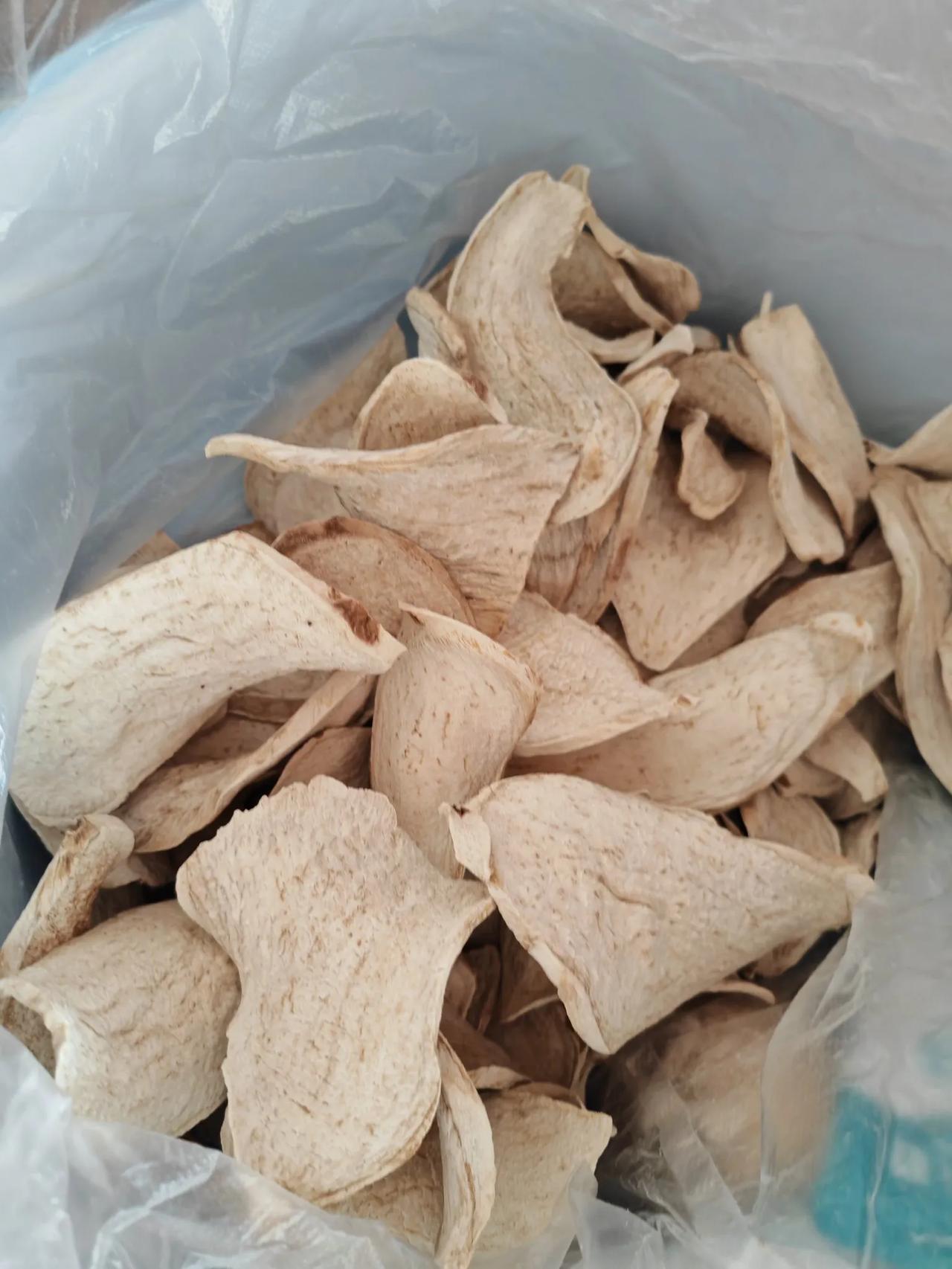 朋友给了些地瓜干，介绍说一煮就熟，软糯可口。

我忽然想起妈妈做的地瓜干糊豆的味