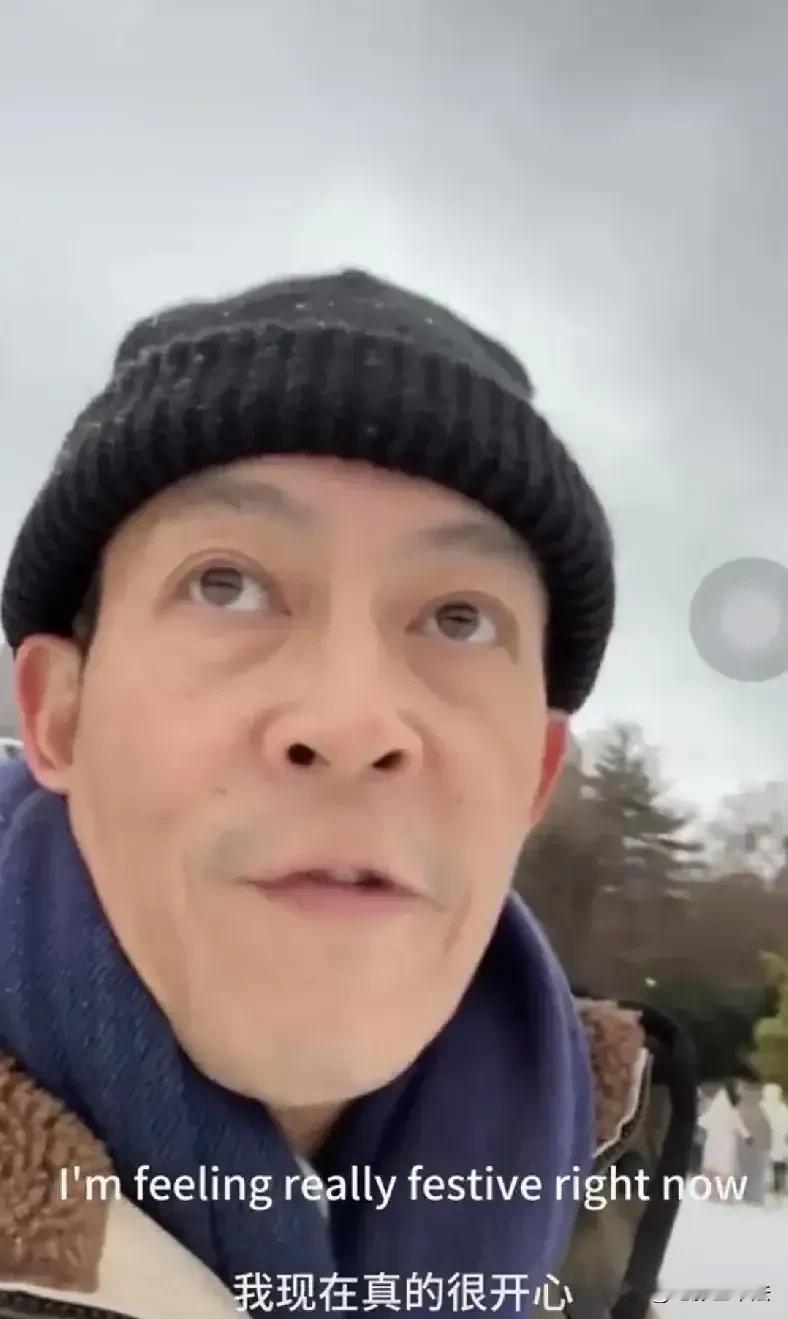 陈冠希在纽约说自己现在非常开心，因为不是名人没人能认出他了。现在的陈冠希44岁活