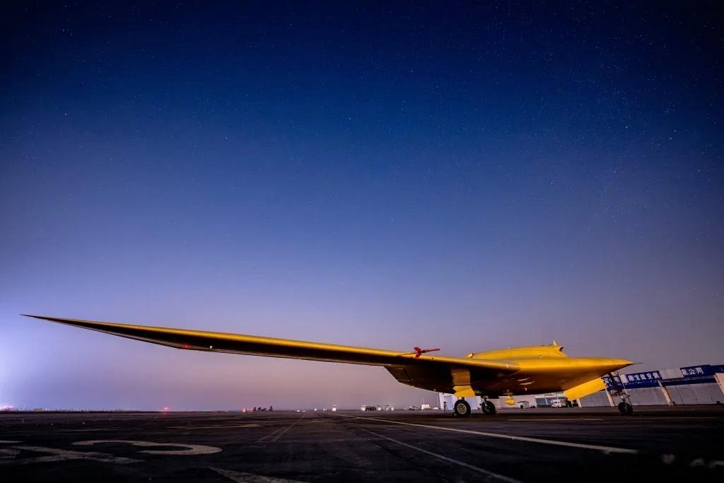 近日，彩虹-7高空高速长航时无人机在西北某机场成功首飞无人机制胜空天彩虹7无人机