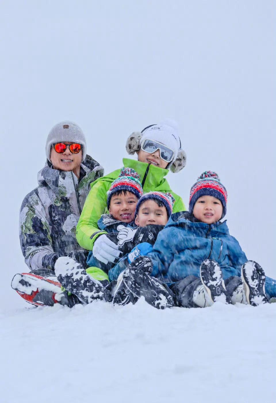 和李乘德雪地拥抱好浪漫 三个儿子个顶个儿帅