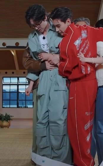 喂，我哥哥腹肌上怎么那么多手，你们干嘛[揣手] ​​​
