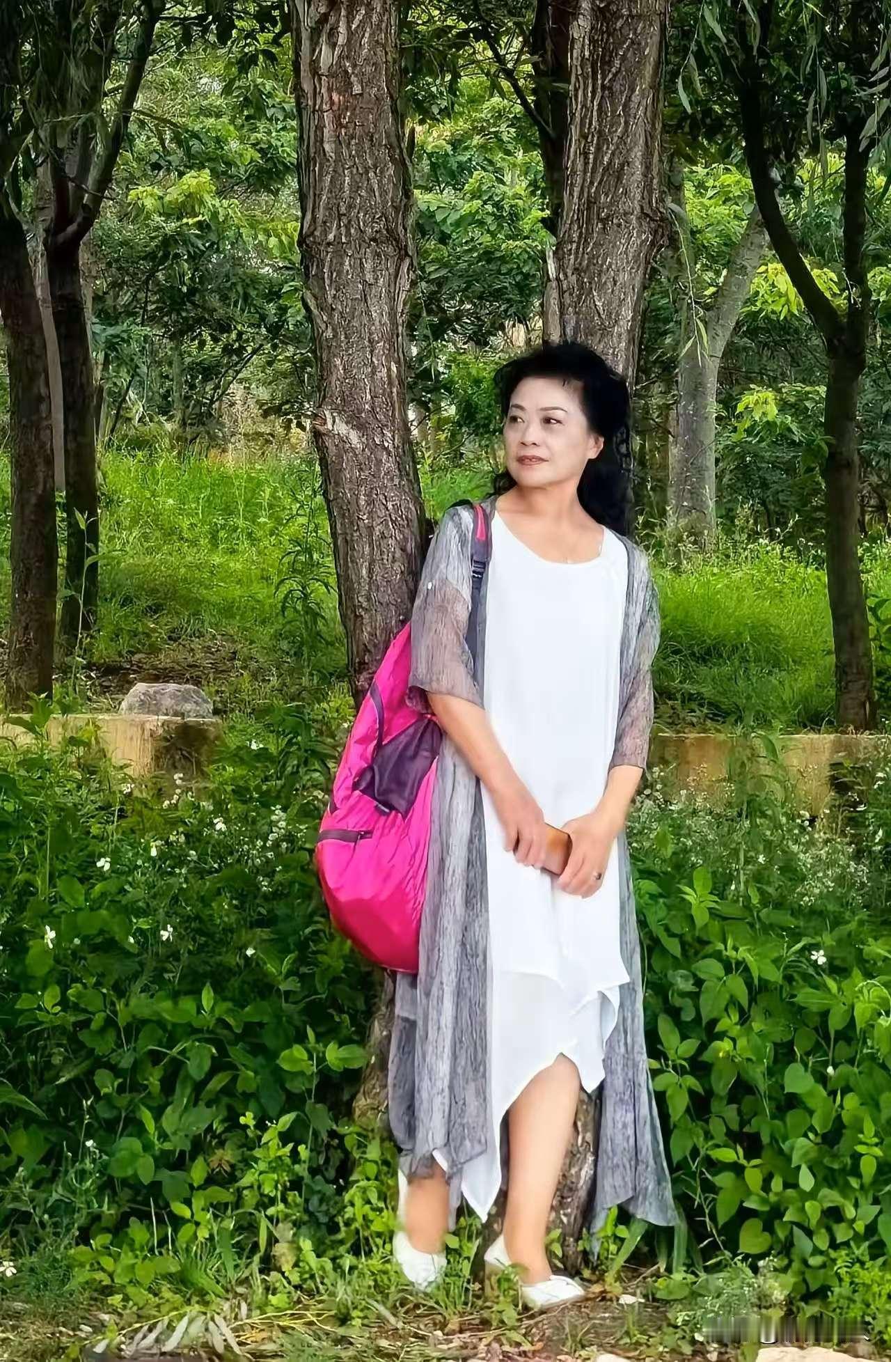 塞鸿秋·偕妻春照
林间倩影春光聚，
莺啼翠木风光趣。
年华五一容颜叙，
半生风雨