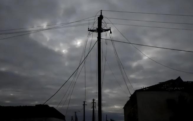 凌晨突发！俄军突然狂轰乌克兰能源设施，炸得一片狼藉，基辅等七地直接断网断电，老百