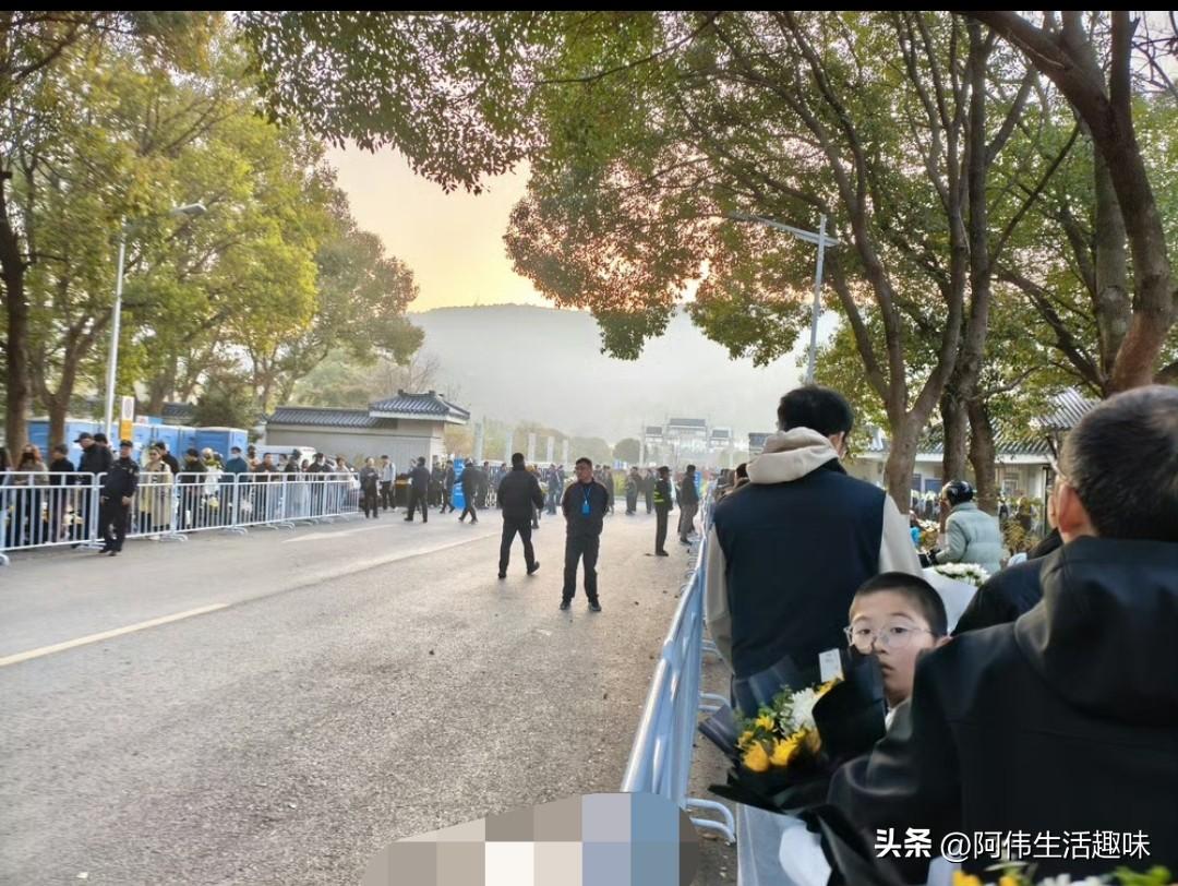 今日苏州格外的庄重肃穆，早上6点30分，在苏州殡仪馆门口已经有大量苏州市民，手捧