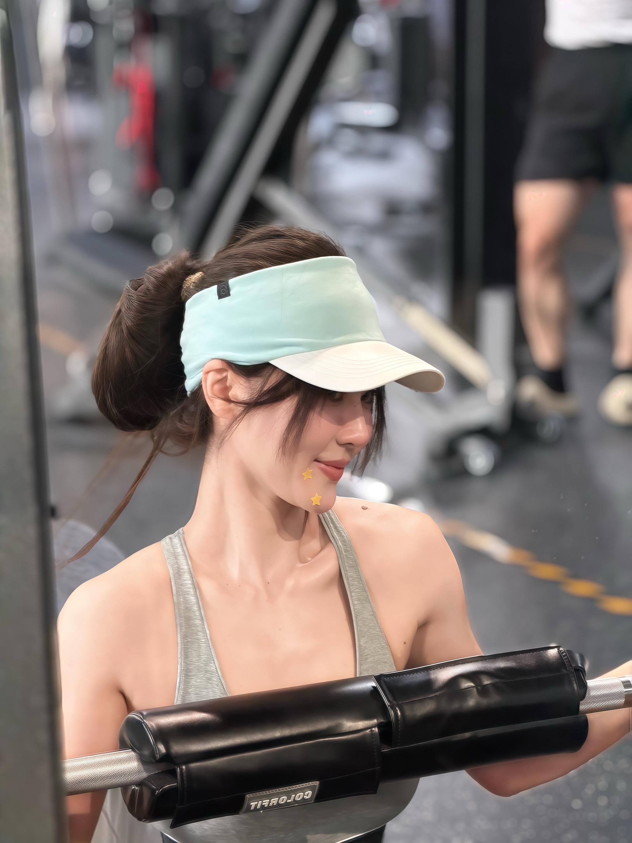 女生今天首冲臀推170kg*8一组160kg*3组 *10 150kg...