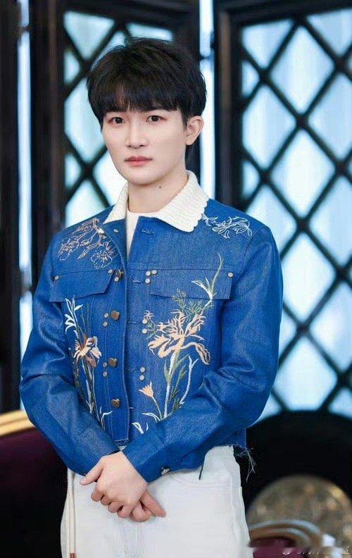 周深叮叮当当传到海外 看英国那边游行的盛况，吉量响彻街头的时候真的破防了，周深的