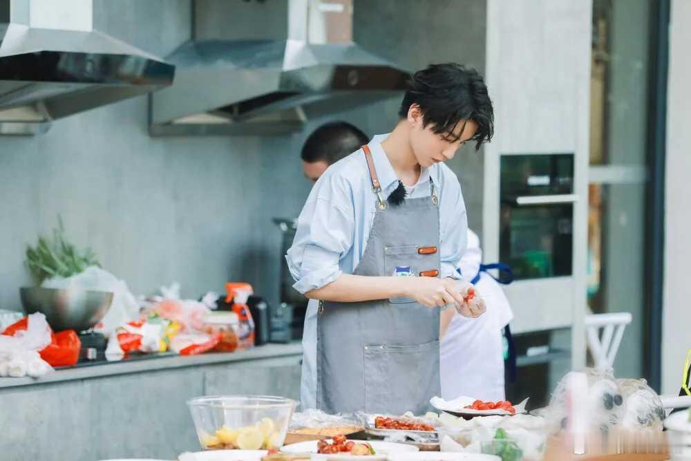 中餐厅10，店长仍是十朝元老黄晓明，稳稳的镇店之宝。 但最让人惊喜的是副店长王俊