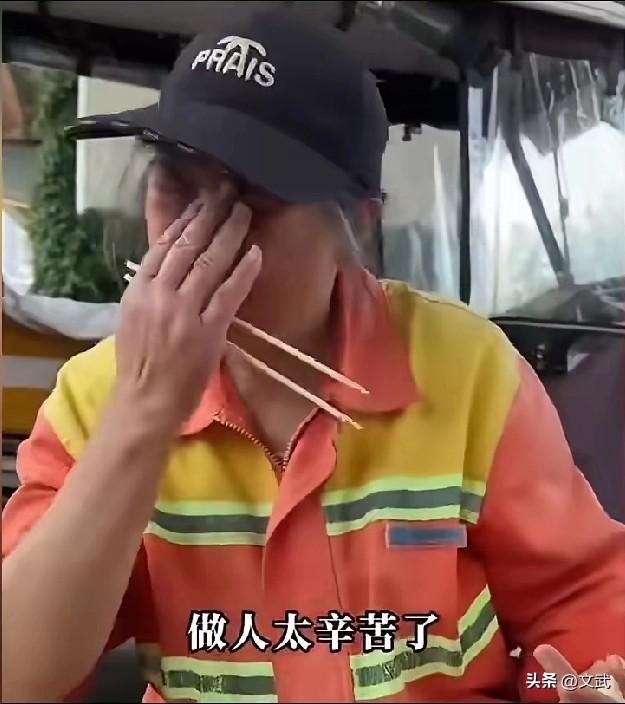 63岁的环卫大妈，天天起早贪黑扫大街，一年365天都没有休息，一个月就拿1400