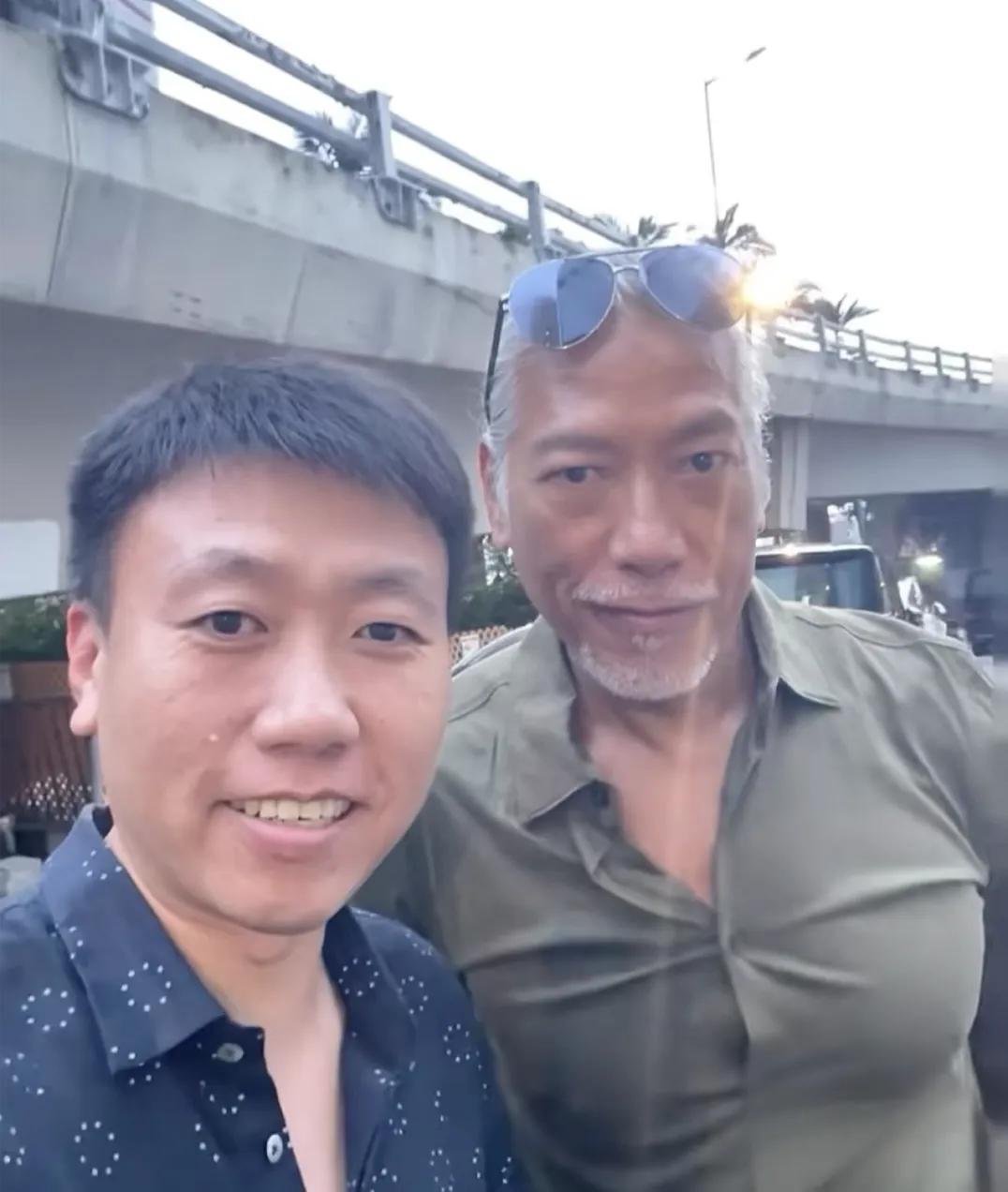 62岁张耀扬在香港炮台山被偶遇，他穿着一件衬衫，胸肌快把衣服撑爆了！身材练得好壮