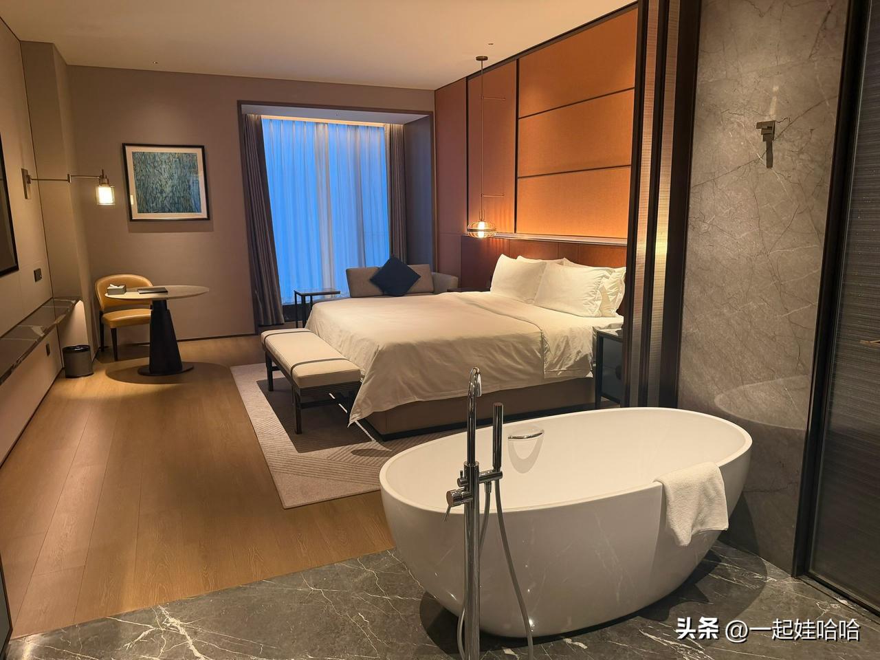 一个本身心怀善意、乐观积极，待人真诚大方的人，其实跟谁在一起都会幸福。
 
因为
