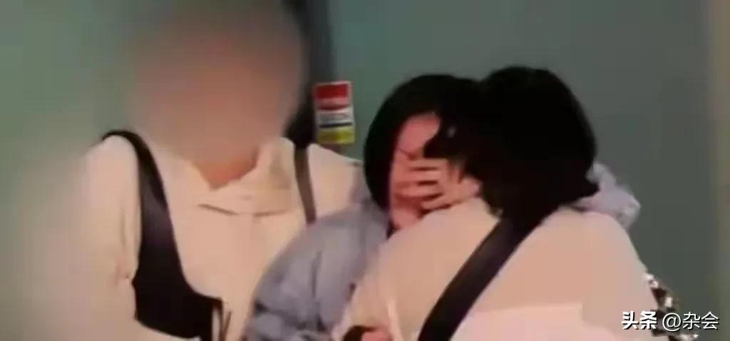 那个为她撑腰的人不在了，所有的风雨便都向她袭来。老公的丑闻、家庭的琐事，曾经被大