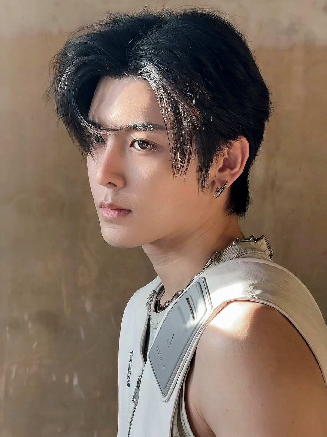 #侯明昊无袖穿搭##侯明昊无袖套无袖#无袖穿搭真的好帅啊，手臂上的肌肉线条绝了！