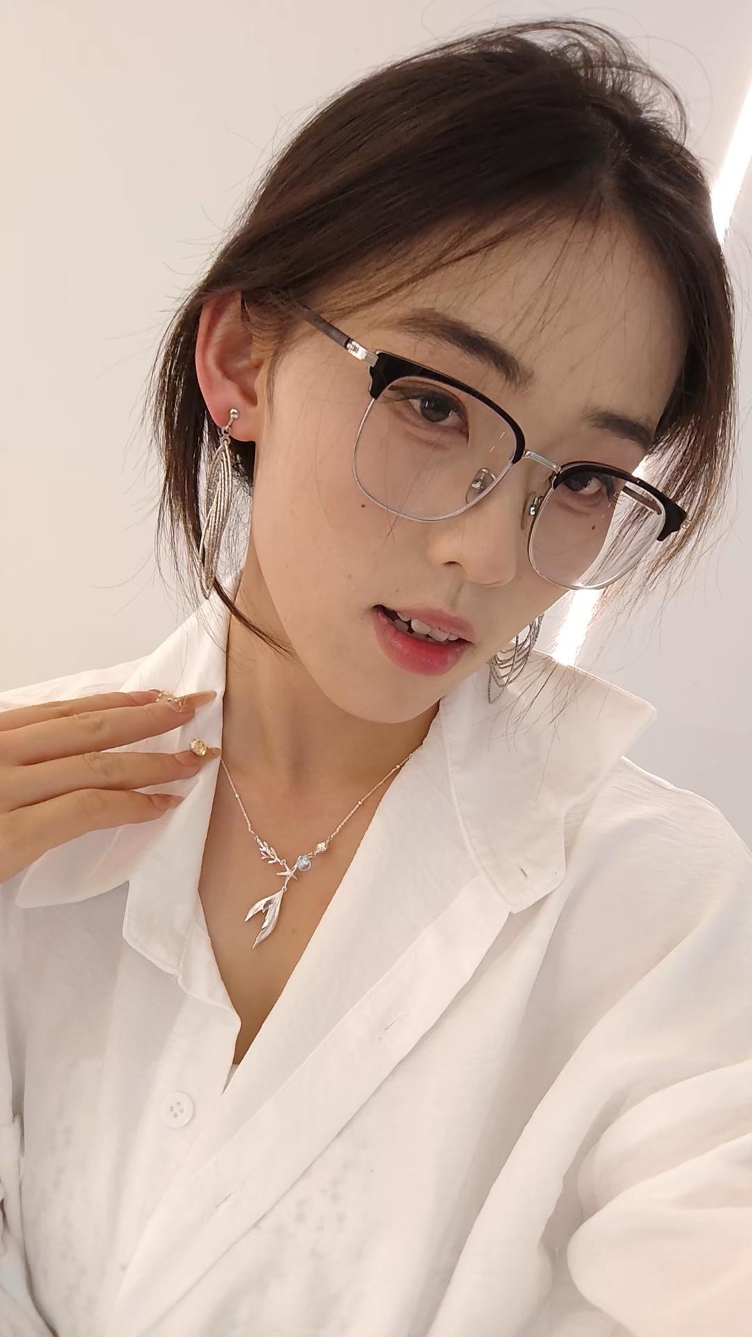 戴眼镜还是不戴呢近视人戴太阳镜 今天怎么穿？